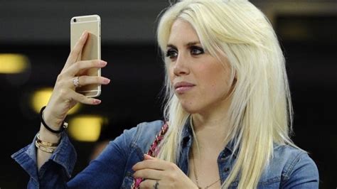 wanda nara tetta di fuori|Wanda Nara fuori di seno… in tutti i sensi: si vede tutto in diretta ...